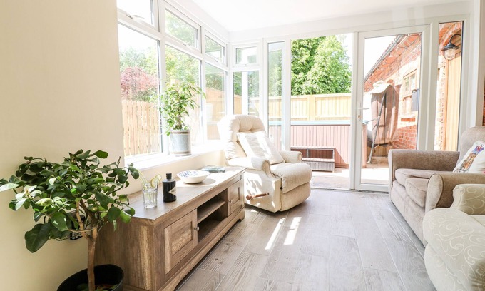 Scampton Cottage | THE BIG SPLASH, pet friendly, character holiday cottage in Saxilby