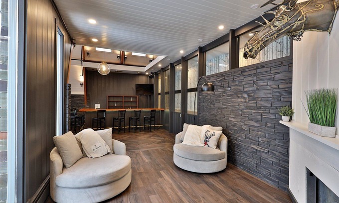 Killington Ski Chalet | The Birch Ridge: Takeover an entire inn for your group! Great common areas, 11 rooms, hot tubs!