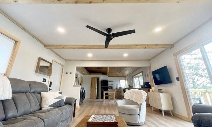 Montello Cabin | The BL Cottage - Lake Getaway with Panoramic Views, near Cascade Mountain