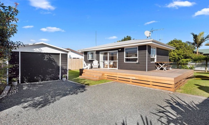 Mount Maunganui Cottage | The Black Bach - Mt Maunganui Holiday Home
