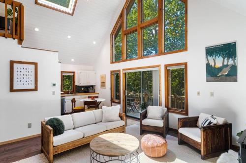 East Stroudsburg Ski Chalet | The Black Forest Chalet - Hot Tub, Hiking, Kayak