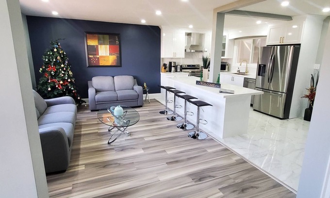 Niagara Falls House | The Blue Bungalow Retreat - Get together with Friends & Family!