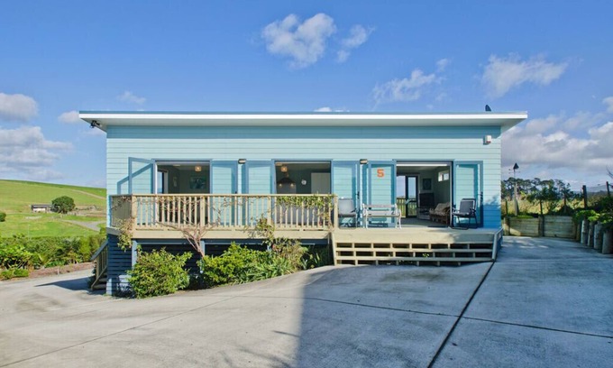 Waipu Cottage | The Blue Cottage with WiFi- Waipu Holiday Home