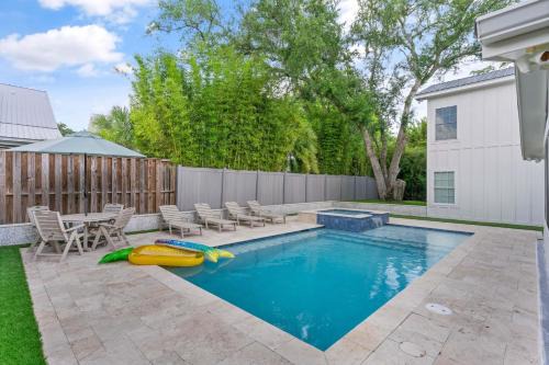 East Beach House | The Blue Door Cottage - 4310 Fourth Street