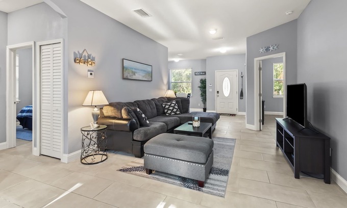 Clair-Mel City House | The Blue Marlin House-4BR/2BATH-Arcade-Fast Wifi
