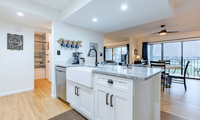 Panama City Beach Villa | The Blue Pearl PCB Deluxe 1500 sq' Villa 310: beach, restaurants, event center