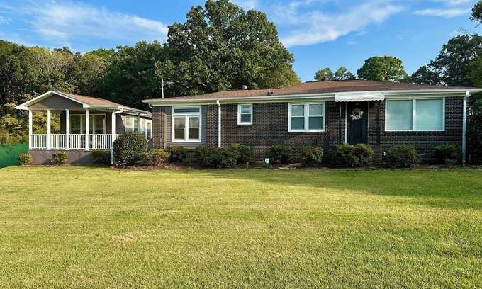 Tigerville House | The Blue Ridge Bungalow - 15 min from Greer