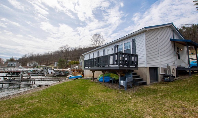 Valois House | The Bluffs Bayou: "Keuka Lake - Easy Living!"