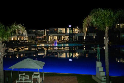 Tshwane House | THE BLYDE CRYSTAL LAGOON F&S LUxurious Apartment 3bed