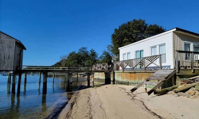 Norfolk Villa | The Boat House on the Bay - On the water; Pet Friendly; WiFi