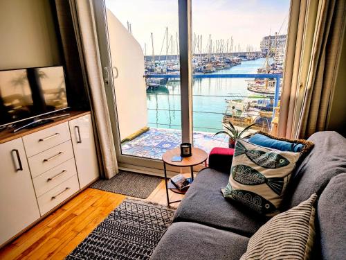 Seafront Apartment | The Boat View - Sea View - Tiny home Brighton Marina