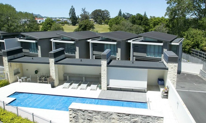 Taupo Cottage | THE BOATHOUSE - TAUPO HOLIDAY APARTMENT, with pool in Two Mile Bay