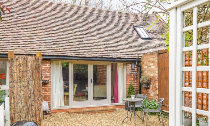 Tiddington House | THE BOLT HOLE, luxury holiday cottage, with a garden in Tiddington
