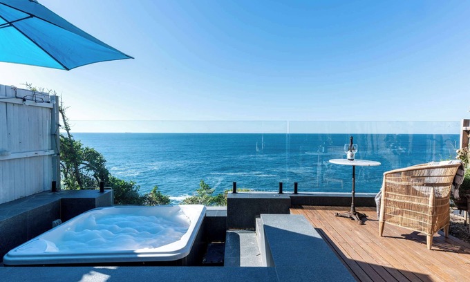 North Bondi House | The Bondi Clifftop Prime Waterfront with Jacuzzi and Parking