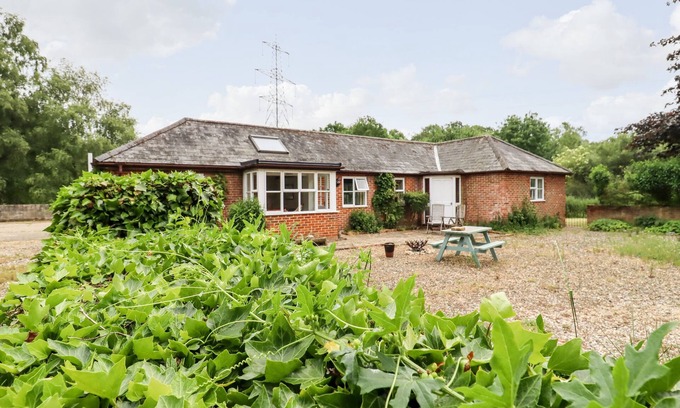 Colchester Cottage | THE BRAMBLES, pet friendly, character holiday cottage in Polstead