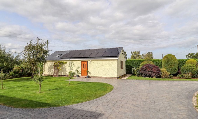 Overton-on-dee Cottage | THE BRAMBLES, pet friendly, with a garden in Bangor-On-Dee