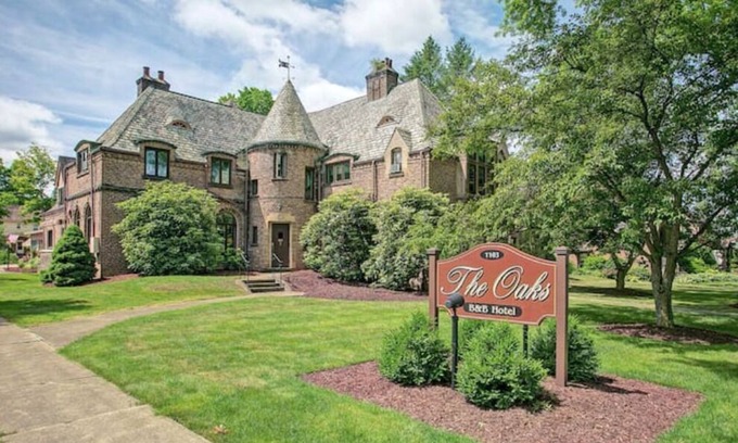 Jamestown Bed & Breakfast | The Brandywine Room at The Oakes Hotel-King Bed