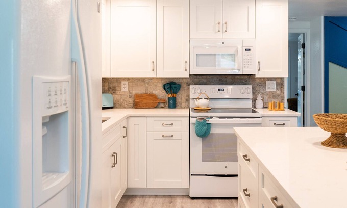 Gulf Gate Estates House | The Bray Escape. 4.7 Miles to Siesta Key
