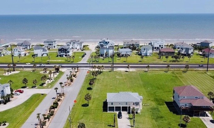 Indian Beach House | The breezy House – 5 minute stroll to the beach.