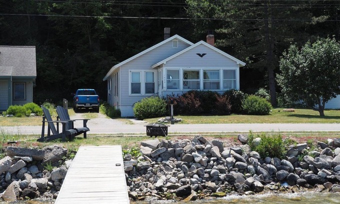 Frankfort Cottage | The Bright and Breezy - Lakefront with Spa!