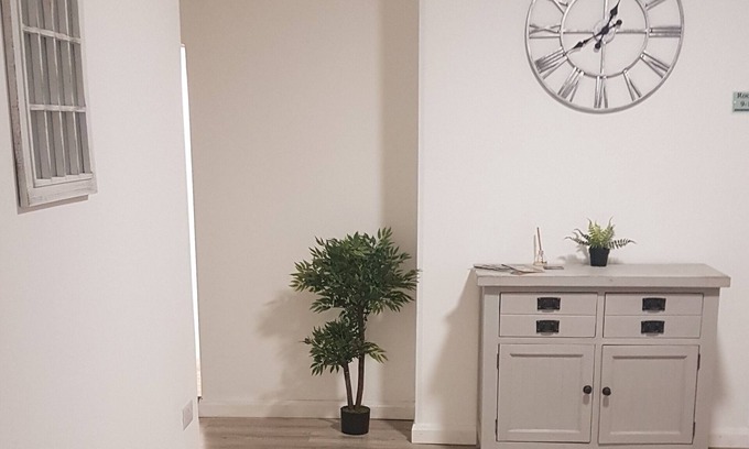 Leicester House | The Broadway Rooms with parking and restaurant, close to National Space Centre