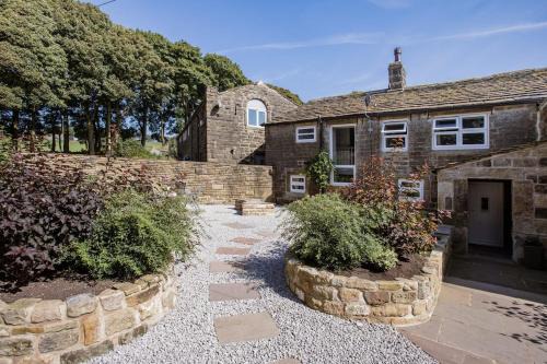 Hebden Bridge House | The Bronte Moor Retreat - 3 Bed, Pet Friendly Cottage - Stunning Views - Hot Tub