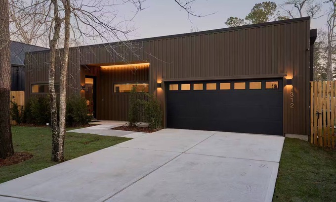 Conroe House | The Brown Oak: Nature & Splendor