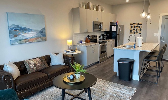 Columbus Apartment | The Buckeye Bungalow | Garage | Walk-In Shower!