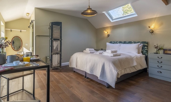 Halesworth Cabin | The Butterchurn, a luxurious designed and furnished lodge for couples