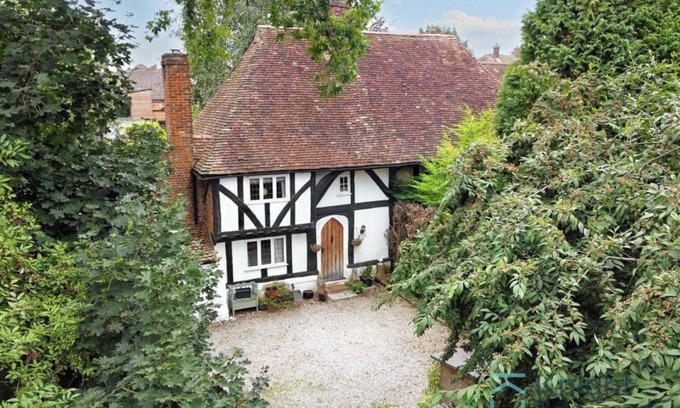 Maidstone Cottage | The Buttery Maidstone. 500 year old Cottage locates on wall of 450 acre parkland