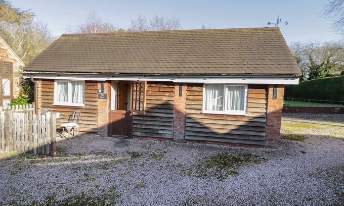 Severn Stoke Cottage | THE BYRE, pet friendly, with pool in Upton Upon Severn