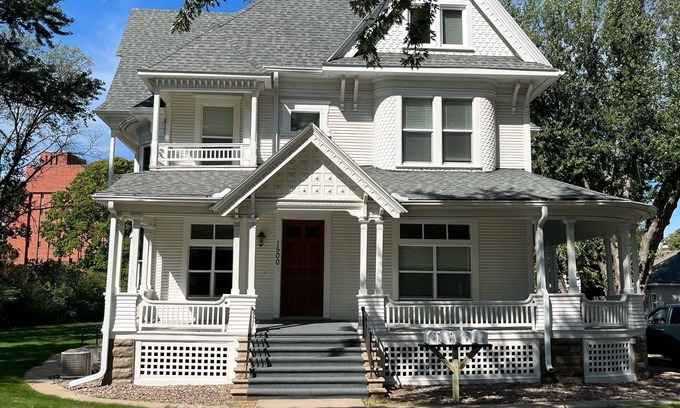 Eau Claire Apartment | The Byron A. Historic Eau Claire Home