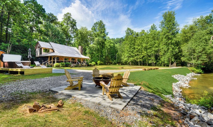 Helen Cabin | 'The Cabin at Dukes Creek' w/Fire Pit & Hot Tub!