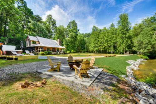 Helen House | The Cabin at Dukes Creek with Fire Pit and Hot Tub!