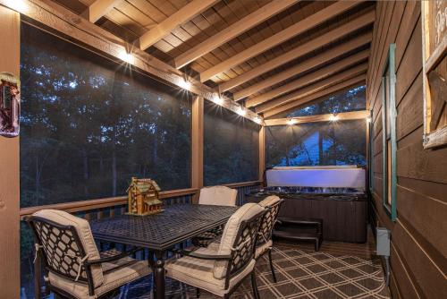 Blairsville Villa | The Cabin Kingdom Hot tub Fire Pit
