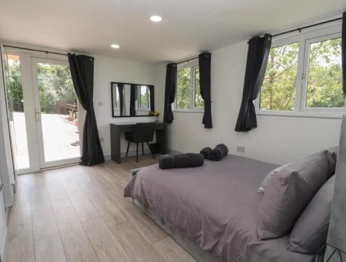 Hartshill House | The Cabin - Private Car Park with CCTV - Fast WiFi - Peaceful Retreat with Views for Business or Couples