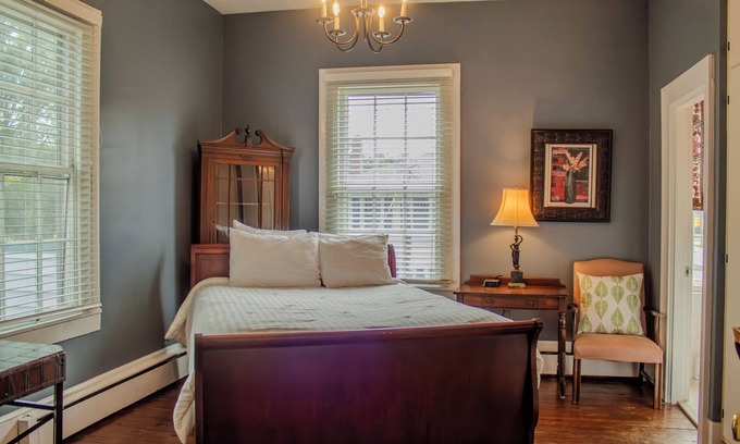 Clinton Apartment | The Camelia Room - Private studio w/Ensuite Bath in Historic Downtown Home