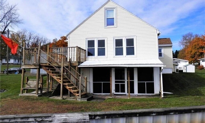 Seneca Falls House | The Cape: Waterfront Home on Cayuga Lake