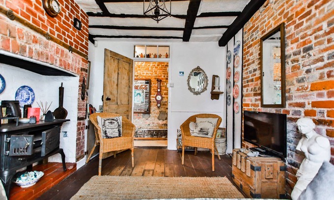 Old Town Hastings Apartment | The Captains Cottage