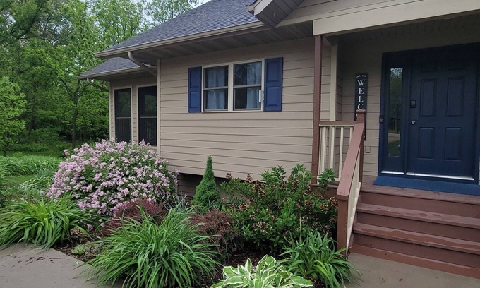 The Galena Territory House | The Cardinals' Nest, NEW! Remodeled kitchen, Territory amenities, 10 mins from downtown Galena
