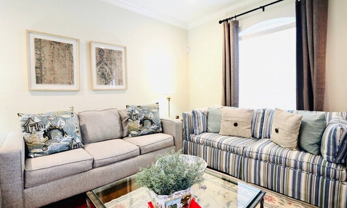 Oxford House | The Carl, 2BR Classic Charm by Velvet Ditch Villas