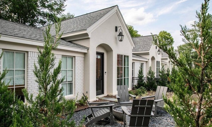 Oxford House | The Carolina, 2BR Luxe Stay by Velvet Ditch Villas