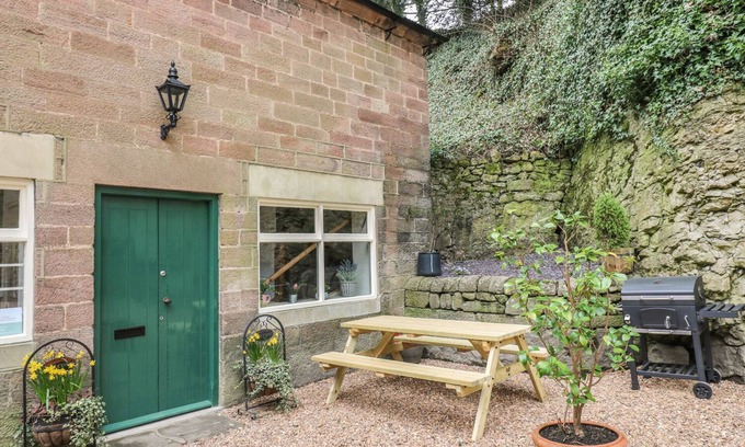 Cromford Cottage | THE CARRIAGE HOUSE, with a garden in Cromford