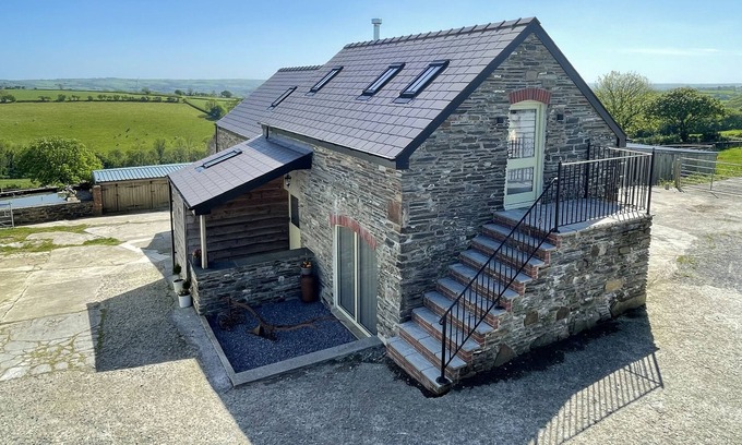 Whitland Cottage | THE CART BARN @ CADWGAN, family friendly, with hot tub in Llanboidy