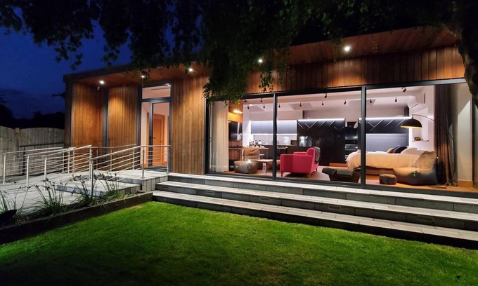 Christchurch Apartment | The Cedarwoods - Luxury Studio for 5!