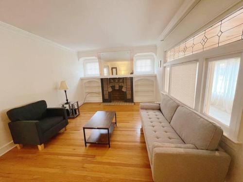 Cleveland Apartment | The Celi House - 2 bedroom bath house 10min Downtown & Airport near Cleveland Clinic Fairview