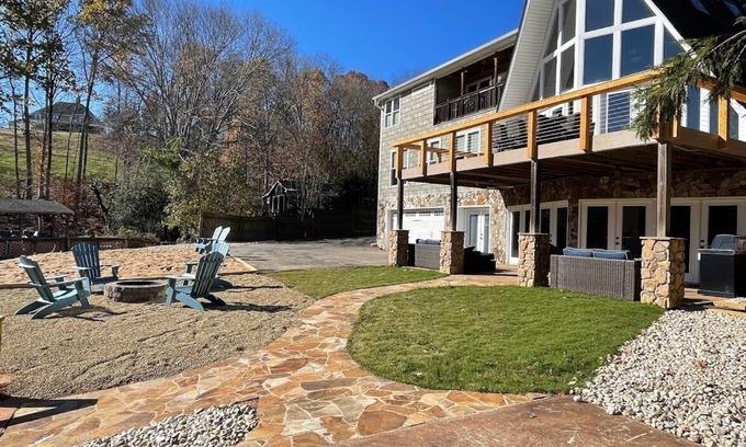 Belmont House | The Chalet on Lake Wylie, 5000 sq ft, Sleeps16, Pet Friendly, Close to Charlotte