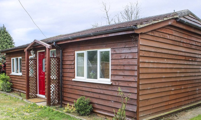 Sandy Ski Chalet | THE CHALET, pet friendly, character holiday cottage in Biggleswade
