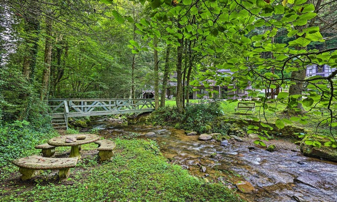 Roan Mountain Cabin | ‘The Chalet Retreat’ Cabin Across from Creek!