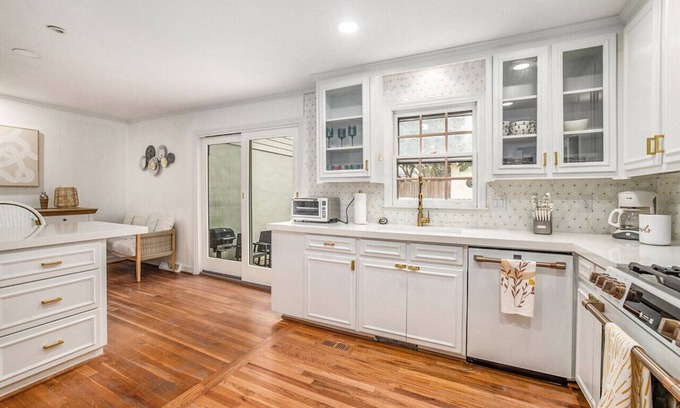 Harleston Village House | The Charleston Stroll: A Luxury Escape!